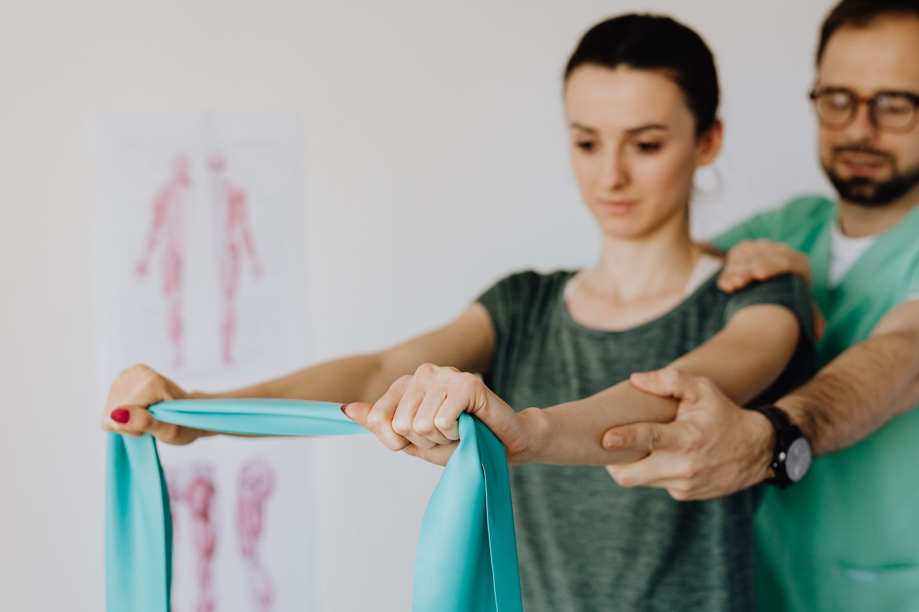 Behandlung von Schulter und Arm einer Patientin in der Praxis
